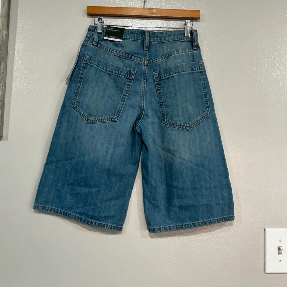 Women’s Low Rise Baggy Denim Skate Shorts Light Wash. 00